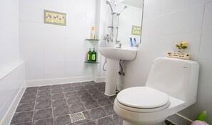 Phòng đôi Deluxe, ban công, quang cảnh núi | Phòng tắm | Buồng tắm vòi sen, máy sấy tóc, khăn tắm 