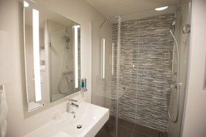 Doppia Comfort, vista giardino | Bagno | Doccia, asciugacapelli, asciugamani, sapone