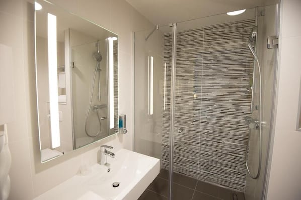 Comfort Double Room, Garden View | Bathroom | Shower, hair dryer, towels, soap - MAUBREUIL SEMINAIRES (Carquefou)