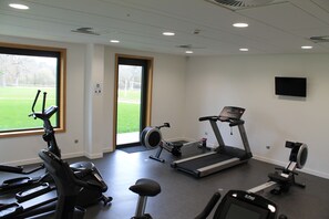 A gym with treadmills, elliptical machines, and a rowing machine. - MAUBREUIL SEMINAIRES (Carquefou)