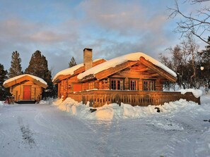 Exterior - Timber cabin with view over highlands near Røros (Trøndelag)