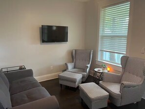 Living area - Stylish☀Mini Mint Bungalow☀10 mins from downtown (Tampa)
