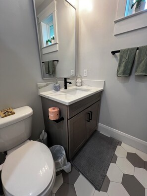 Hair dryer, bidet, towels, soap - Stylish☀Mini Mint Bungalow☀10 mins from downtown (Tampa)