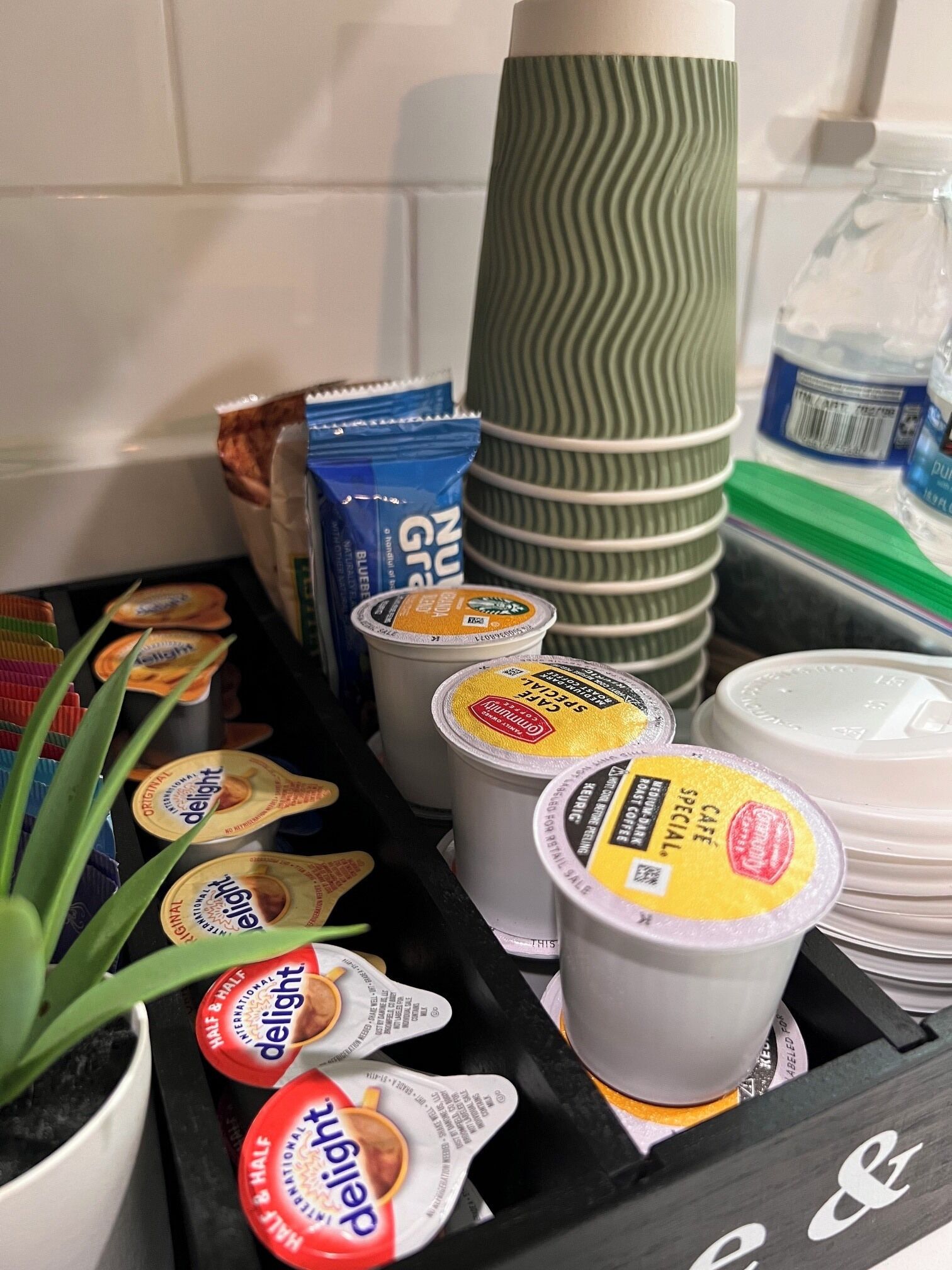 Una bandeja con diversos alimentos, entre ellos, snacks envasados y recipientes con yogur.
