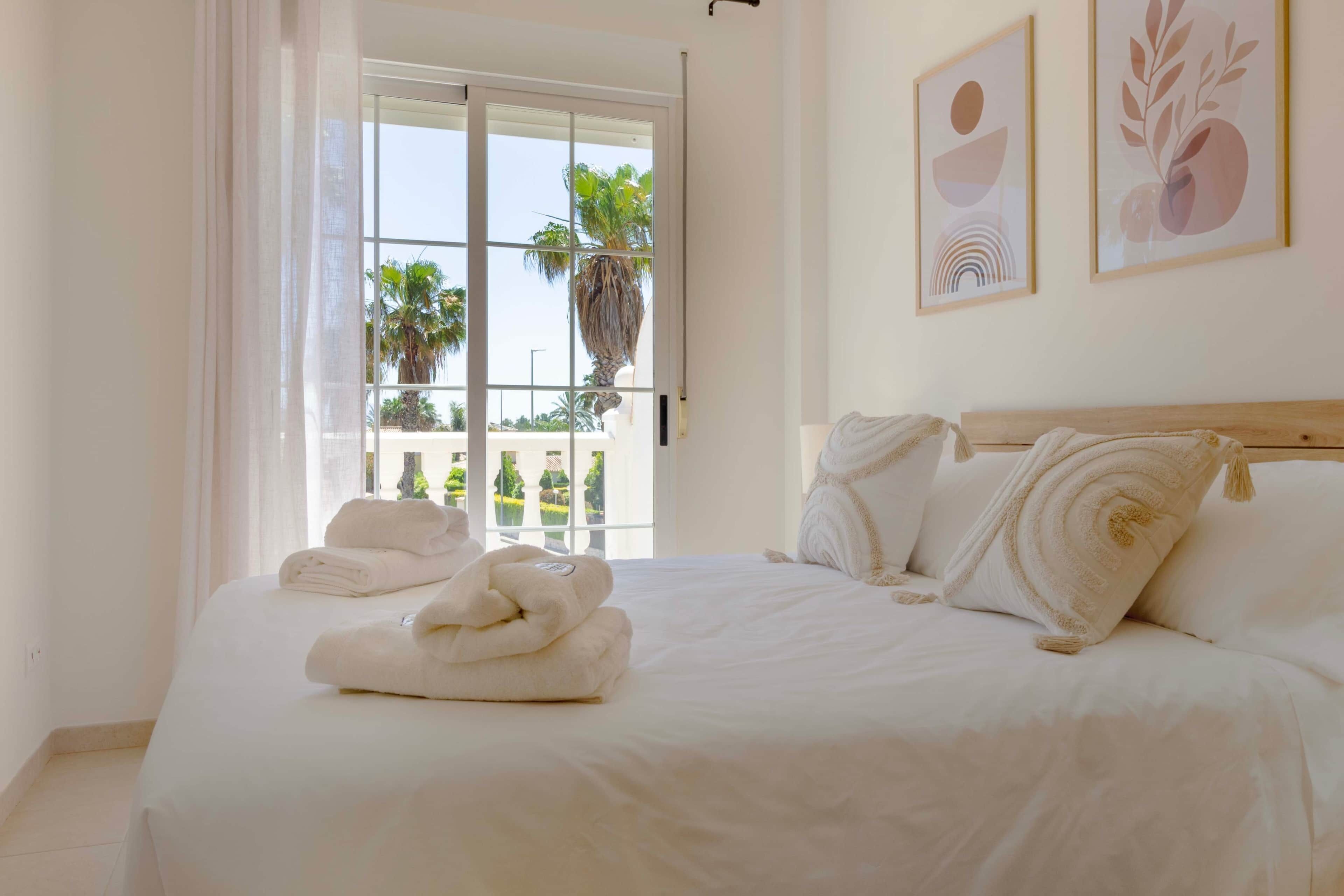 Tabla de planchar con plancha, wifi, ropa de cama