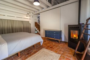 Tabla de planchar con plancha, wifi y ropa de cama