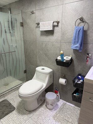 Hårtørrer, håndklæder, Sæbe, Toiletpapir