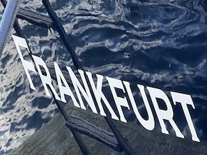 Ein Boot mit dem Schriftzug 'FRANKFURT' an der Seite.
