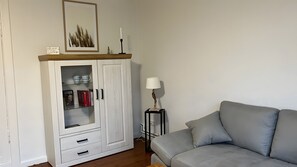 Tv, dvd-afspiller, bordtennisbord, stereoanlæg