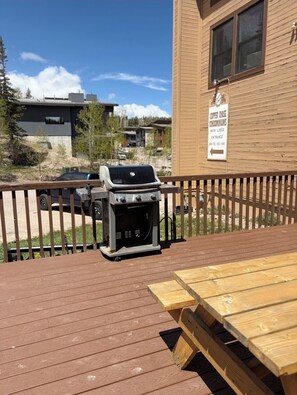 Outdoor dining - Swimming Pool, Views, Studio suite in beautiful Brian Head, Utah (Brian Head)