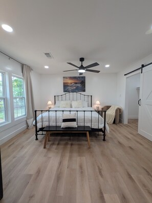 3 habitaciones, tabla de planchar con plancha, wifi y ropa de cama 