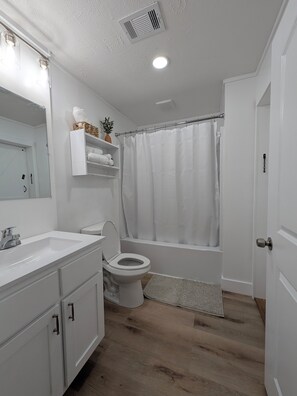 Secadora de cabello, toallas, jabón, papel de baño 
