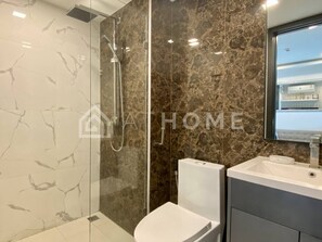 Shower, hair dryer, towels, soap - ARCADIA CENTER SUITES №702 (Pattaya City)