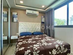 Iron/ironing board, WiFi, bed sheets - ARCADIA CENTER SUITES №702 (Pattaya City)