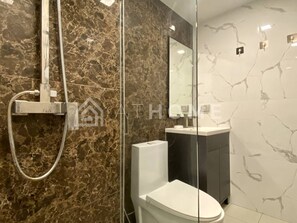Een douche, een haardroger, handdoeken, zeep
