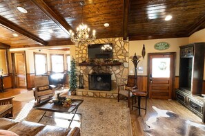 Interior - Waterfront Luxury Lodge Retreat (Attapulgus)