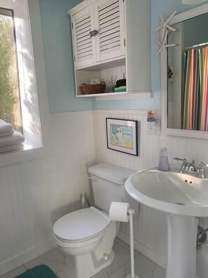 Dusche, Haartrockner, Handtücher, Seife