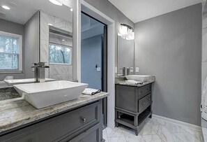 Shower, hair dryer, bidet, towels
