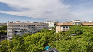 A multi-story hotel with balconies, a swimming pool, and surrounding greenery. - 'Sobreático Salou' Apartment with Shared Pool, Wi-Fi, and Air Conditioning (Salou)