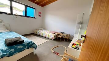 Tabla de planchar con plancha, wifi y ropa de cama