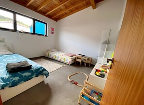 Iron/ironing board, WiFi, bed sheets, wheelchair access - Casa da Vista Mar: Sea View, Wi-Fi, and Air Conditioning in Angra do Heroísmo (Serreta)