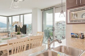 Unclassified image, 5 of 28, button - Spacious 2-bedroom apartment in gorgeous Vancouver with AC and gym (Vancouver)