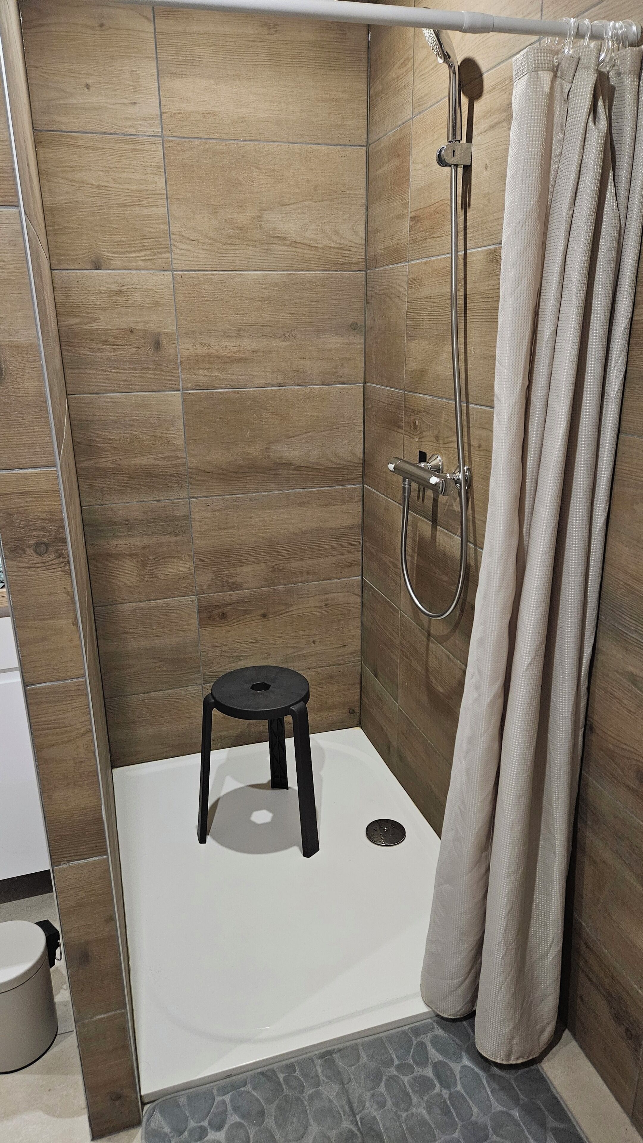 Douche, sèche-cheveux, serviettes fournies, papier toilette