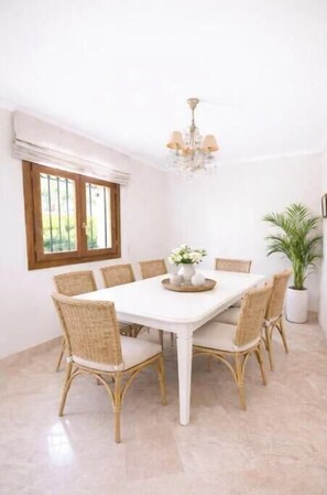 Dining - Luxury beachfront villa in Marbella (Marbella)