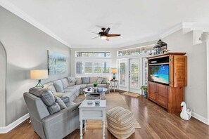 Smart TV - 4 Seat Golf Cart, Screened Balcony, Pet Friendly! (Miramar Beach)