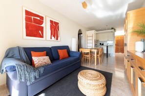 Deluxe-Apartment, Balkon | Wohnbereich | 32-Zoll-Flachbildfernseher mit Kabelempfang