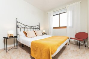 Deluxe-huoneisto, parveke | Untuvapeitot, ilmainen Wi-Fi, vuodevaatteet