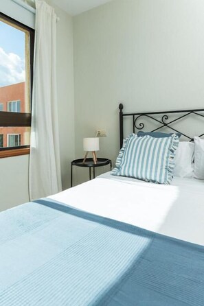 Deluxe-Apartment, Balkon | Daunenbettdecken, kostenloses WLAN, Bettwäsche