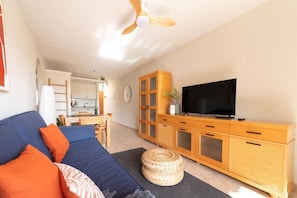 Deluxe Apartment, Balcony | Living area | 32-inch flat-screen TV with cable channels - Las Olas (El Médano)
