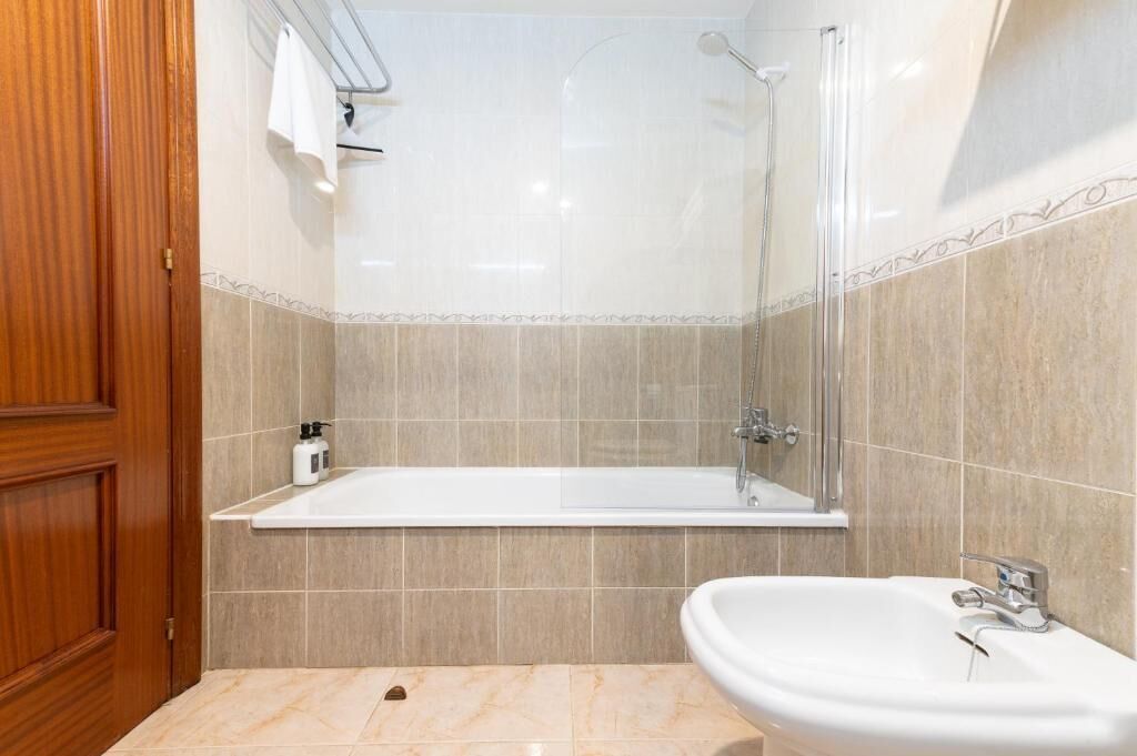 Appartement Deluxe, balcon | Salle de bain