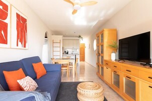 Apartamento Deluxe, balcón | Zona de estar | Televisión de pantalla plana de 32 pulgadas con canales por cable