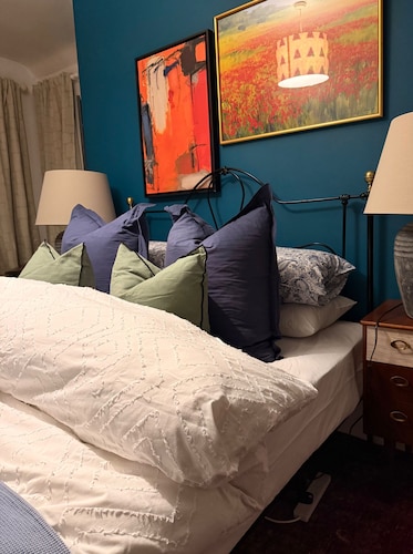 House Sleeps 2 With Parking