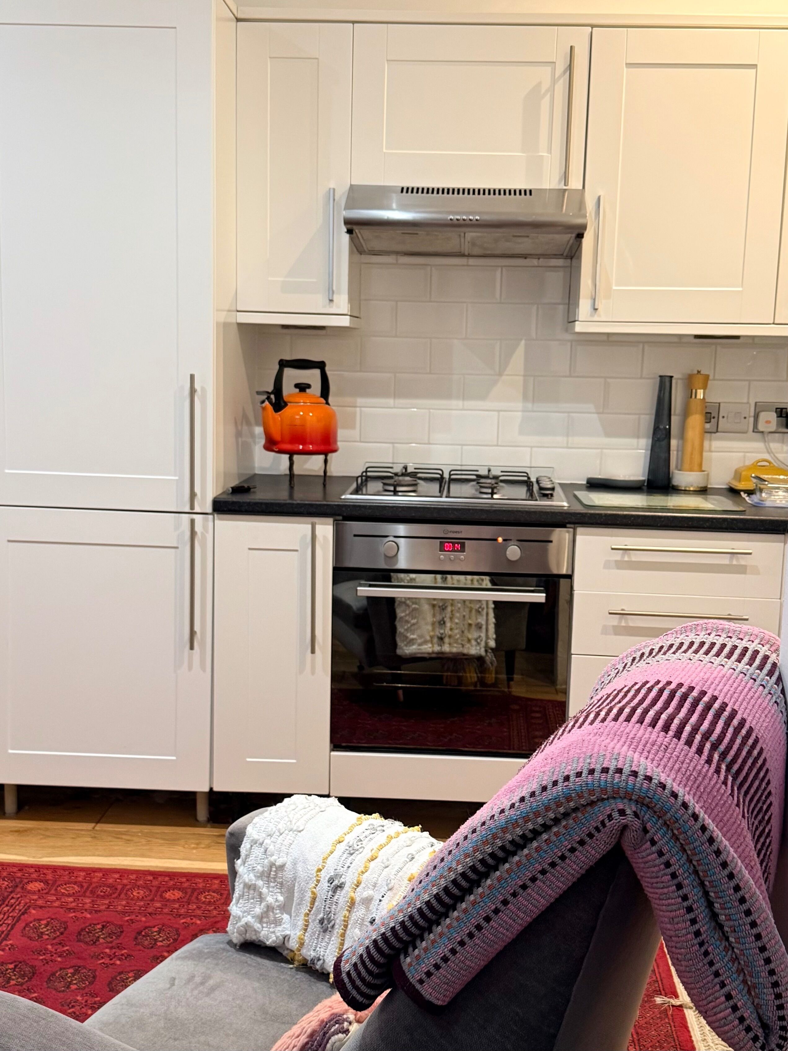 Fridge, oven, stovetop, electric kettle