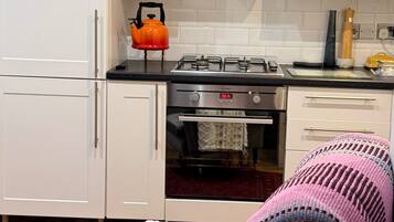 Fridge, oven, stovetop, electric kettle