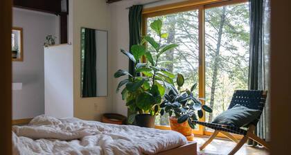 Scandinavian design Chalet with private hiking trail and Goodland hot tub
