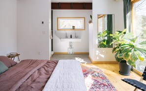 2 slaapkamers, een bureau, een strijkplank/strijkijzer, reisbedje