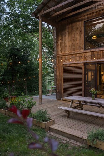 Scandinavian design Chalet with private hiking trail and Goodland hot tub