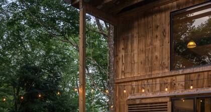 Scandinavian design Chalet with private hiking trail and Goodland hot tub