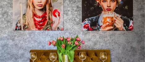 Spisebord med blomster i en vase, to vinglas og tallerkener til to personer.
