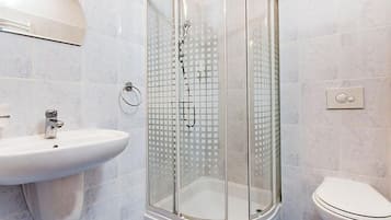 Triple Room | Bathroom | Hair dryer, towels, soap, shampoo