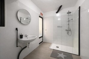 Towels, soap, shampoo, toilet paper - Alicante Beach Hostel (Alacant)