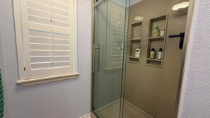 Dusche, Haartrockner, Handtücher