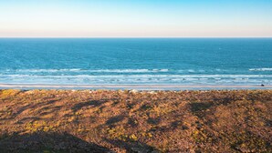 Eine Küstenlandschaft mit Blick auf das Meer und eine felsige Küstenlinie.