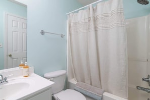 Douche, sèche-cheveux, serviettes fournies, shampoing