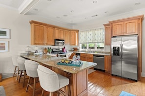 Coffee/tea maker, fridge, microwave, oven