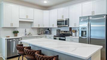 Geladeira, micro-ondas, fogão, cooktop
